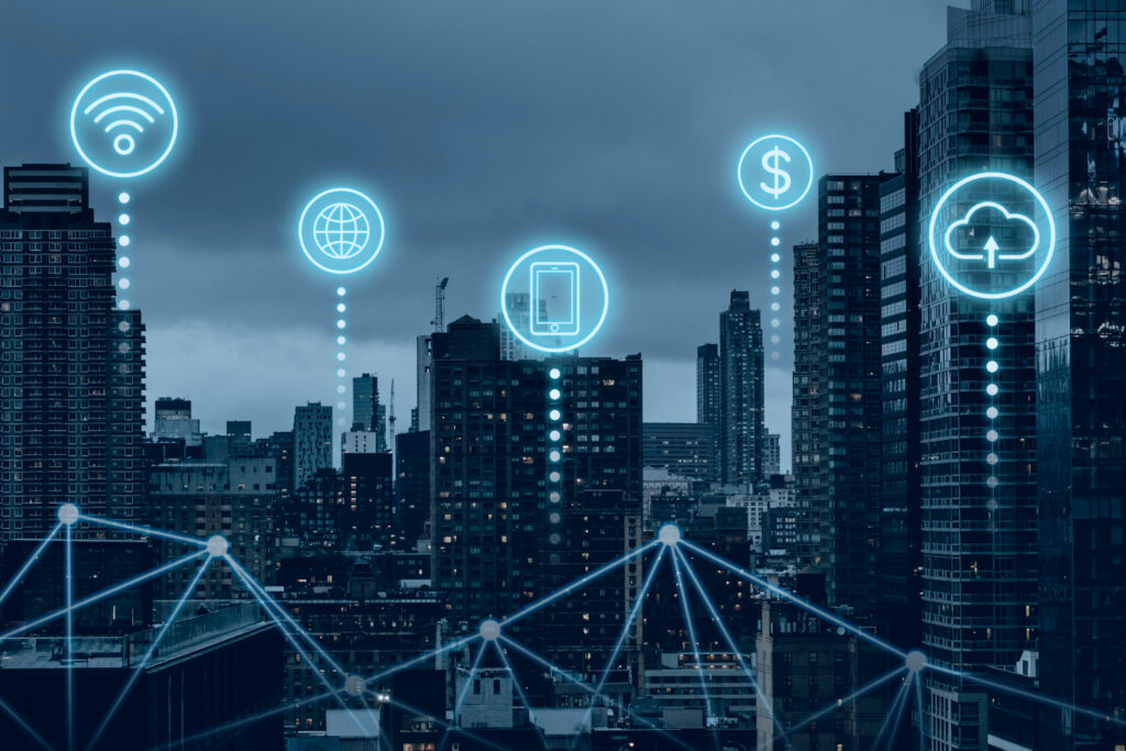 Explore como o crescimento das cidades inteligentes está transformando a urbanização e os desafios tecnológicos para sua implementação.