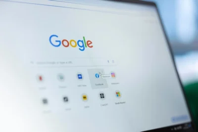 Captura de tela da página inicial do Google, destacando as funções de pesquisa e navegação, relevante para a Última Atualização do Algoritmo do Google.