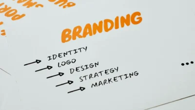 Descubra como a experiência visual do blog impacta a percepção do cliente e aprenda dicas práticas para otimizar seu conteúdo e design.