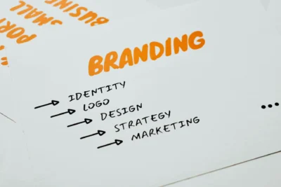 Descubra como a experiência visual do blog impacta a percepção do cliente e aprenda dicas práticas para otimizar seu conteúdo e design.