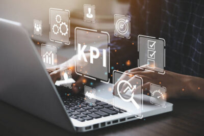Revisar KPIs trimestralmente garante foco, alinhamento estratégico e melhorias contínuas para alcançar melhores resultados no seu negócio.