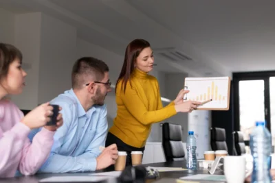 Reunião de equipe de marketing discutindo dados e estratégias para convencer a liderança a investir em marketing orientado por dados.