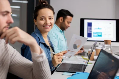 Equipe de profissionais analisando KPIs em estratégia data-driven, destacando indicadores essenciais para o sucesso de negócios digitais.