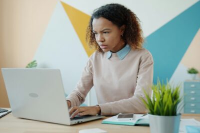 Canal de denúncia para empresas de pequeno porte Como implementar com baixo custo